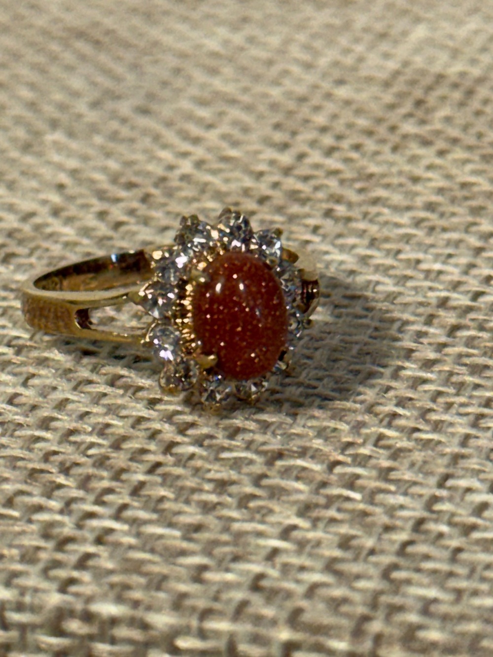 Vintage 18kt HGE Oval Cluster Ring Size 7 Cocktail Bohemian Retro Glitter